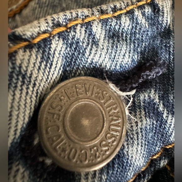 Men’s Distressed Levi Jeans - Picture 4 of 8